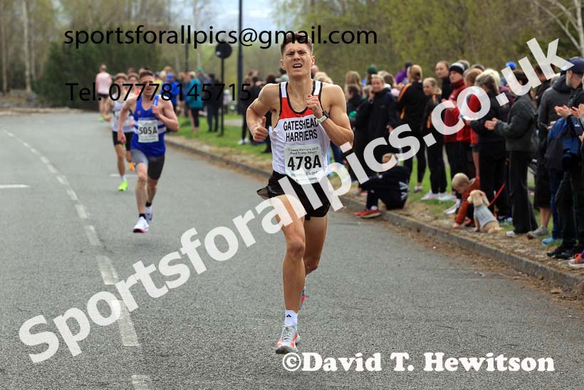 Senior mens relay, 2025 Elswick Harriers Good Friday Road Relays, Newburn, Newcastle upon Tyne. Photo: David T. Hewitson/Sports for All Pics